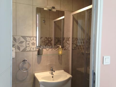 Deluxe Double Room (Shower) | Bathroom sink