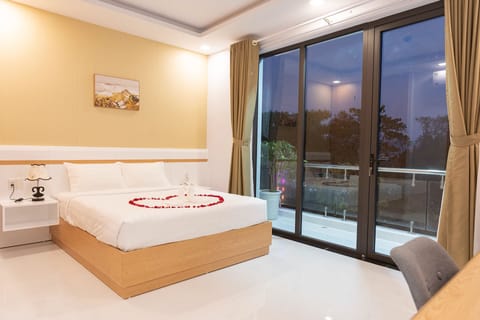 Deluxe Double Room, Balcony | Minibar, desk, iron/ironing board (on request), WiFi (free)