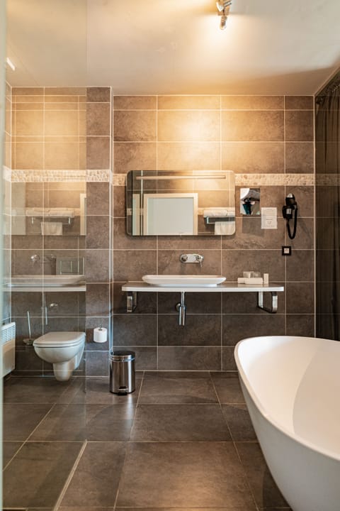 Superior Double Room | Bathroom | Free toiletries, hair dryer, bathrobes, slippers
