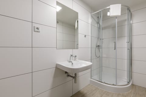 Junior Studio Suite | Bathroom | Shower, hair dryer, towels, soap