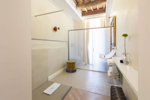 Junior Suite | Bathroom | Combined shower/tub, deep soaking tub, rainfall showerhead, hair dryer