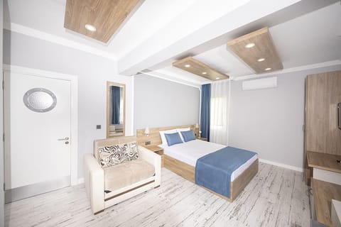 Deluxe Room | Minibar, soundproofing, iron/ironing board, free WiFi