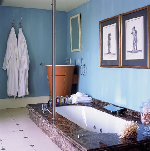 Superior Double Room, Terrace (Luxe) | Bathroom | Free toiletries, hair dryer, bathrobes, slippers