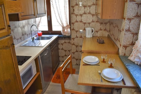 Panoramic Apartment, 2 Bedrooms, Mountain View, Annex Building | Private kitchen | Fridge