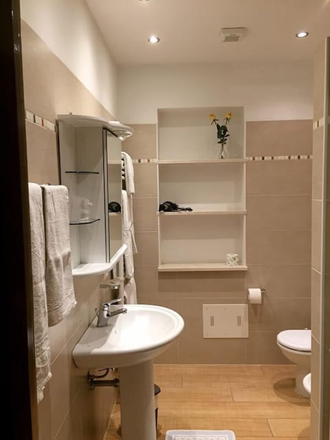 Quadruple Room | Bathroom | Shower, rainfall showerhead, free toiletries, hair dryer