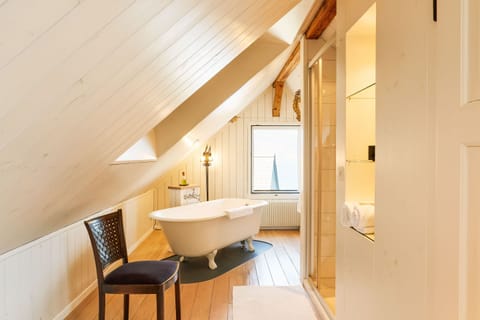 Roof Top Suite | Bathroom | Eco-friendly toiletries, hair dryer, bathrobes, slippers