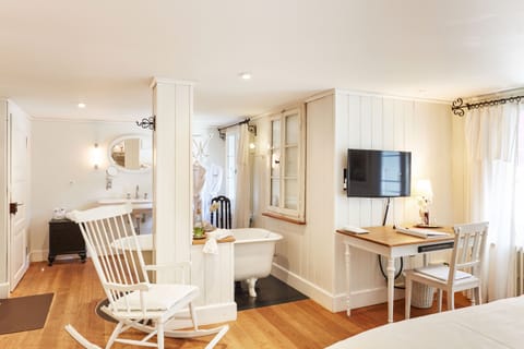 Deluxe Double Room | Hypo-allergenic bedding, in-room safe, desk, soundproofing