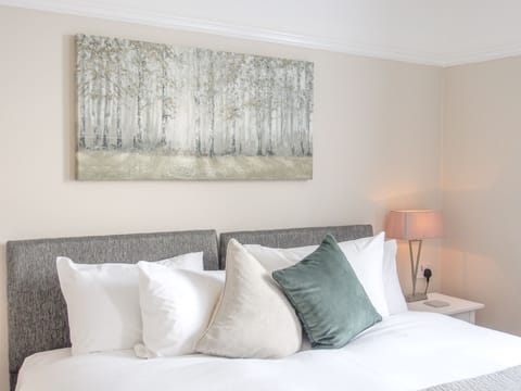 Deluxe Room | Individually decorated, iron/ironing board, free WiFi, bed sheets