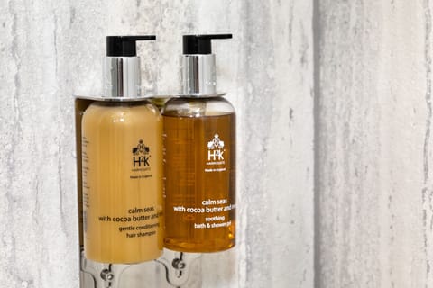 Shower, rainfall showerhead, free toiletries, hair dryer