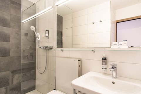 Business Single Room, Balcony | Bathroom | Eco-friendly toiletries, hair dryer, towels