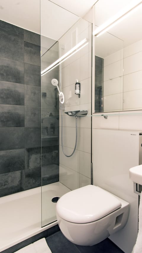 Business Single Room, Balcony | Bathroom | Eco-friendly toiletries, hair dryer, towels