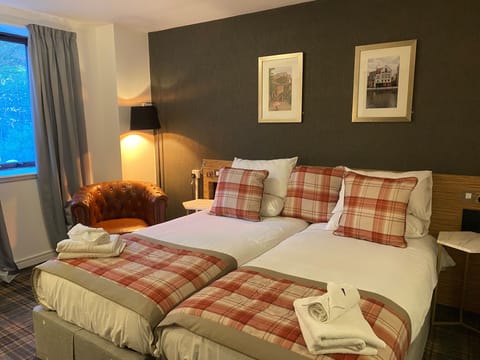 Double or Twin Executive Room | Desk, iron/ironing board, WiFi, bed sheets