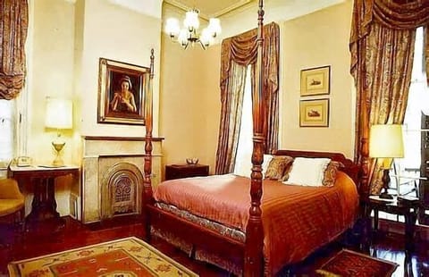 Deluxe Room, 1 Queen Bed | Free WiFi, bed sheets