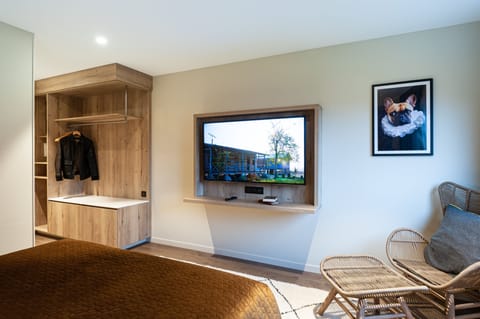 Minibar, in-room safe, desk, laptop workspace