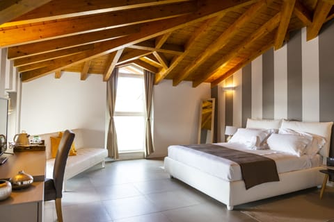 Luxury Room (Parvati) | Frette Italian sheets, premium bedding, minibar, in-room safe