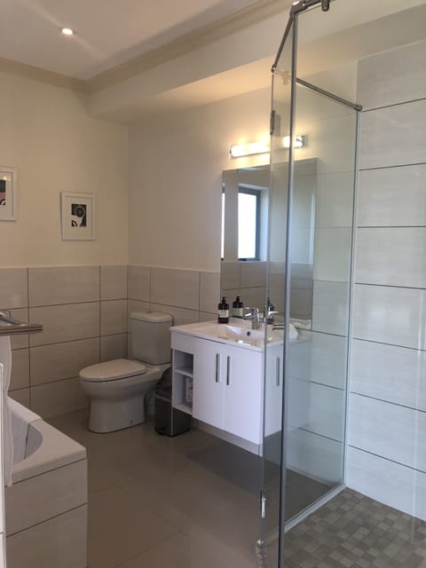 Luxury Double or Twin Room | Bathroom | Eco-friendly toiletries, hair dryer, bathrobes, slippers