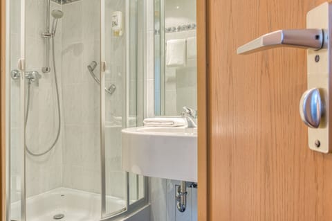 Economy Single Room | Bathroom | Shower, towels