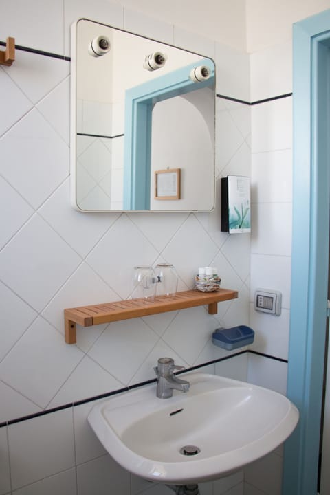 Single Room | Bathroom | Shower, free toiletries, hair dryer, bidet