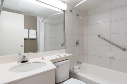 Combined shower/tub, rainfall showerhead, free toiletries, hair dryer