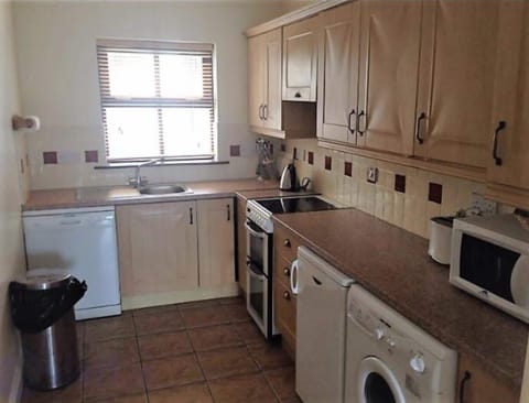 House, 3 Bedrooms | Private kitchen | Fridge, microwave, oven, stovetop