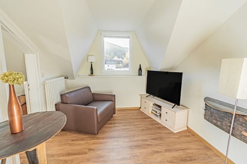 Deluxe Double Room | Hypo-allergenic bedding, blackout drapes, iron/ironing board