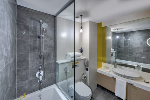 Premium Room | Bathroom | Shower, free toiletries, hair dryer, towels