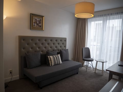 Family Room | In-room safe, desk, soundproofing, free WiFi