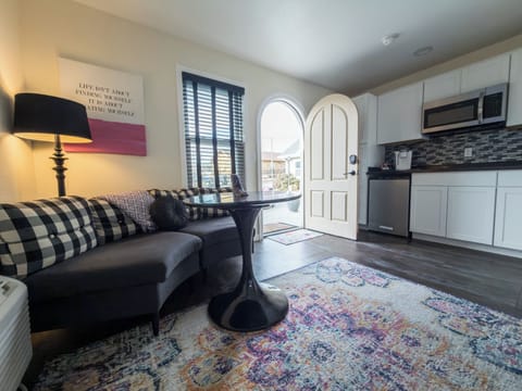 Standard Studio, 1 Queen Bed, Non Smoking (Deluxe Studio Queen) | Premium bedding, Tempur-Pedic beds, in-room safe, individually decorated