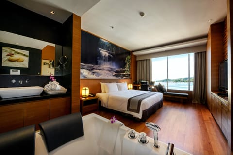 Deluxe Suite | Minibar, in-room safe, desk, soundproofing
