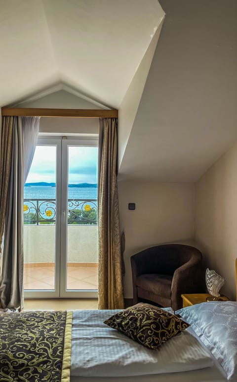 Standardna dvokrevetna soba, pogled na more | Hypo-allergenic bedding, minibar, in-room safe, desk