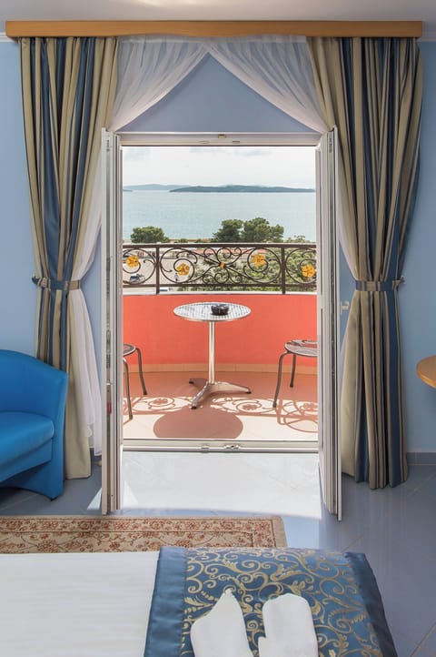 Standardna dvokrevetna soba, pogled na more | Hypo-allergenic bedding, minibar, in-room safe, desk