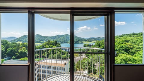 Deluxe Family Room, Non Smoking | In-room safe, blackout drapes, WiFi (free), bed sheets