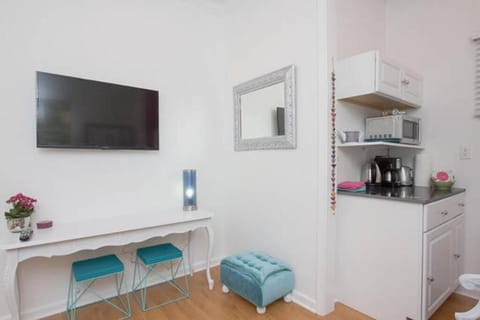 Design Room | Living area | 40-inch flat-screen TV with cable channels, TV