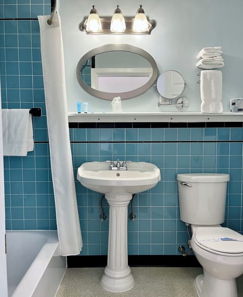 Standard Room, King Bed, Non Smoking, Private Bathroom (Dog Friendly) | Bathroom | Combined shower/tub, free toiletries, towels