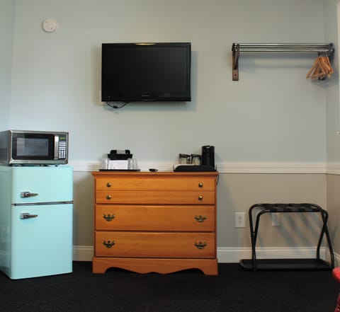 Standard Room, 1 King Bed, Non Smoking, Private Bathroom (No Dogs Allowed) | Iron/ironing board, free WiFi, bed sheets, alarm clocks