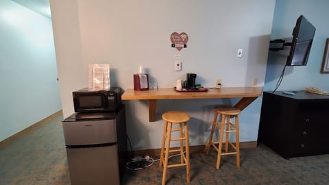 Deluxe Room, 1 King Bed (No Pets Allowed) | Room amenity