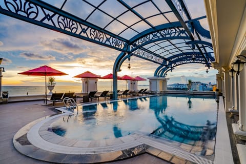 Outdoor pool, pool umbrellas, sun loungers