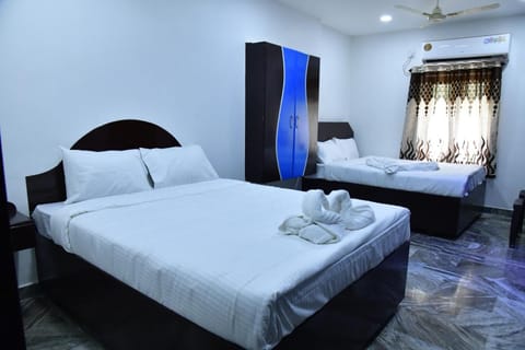 Premium bedding, pillowtop beds, WiFi (free)