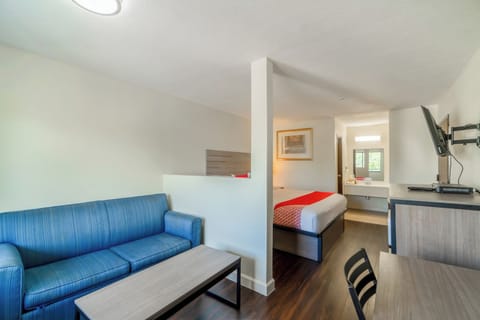 Suite, 1 Bedroom | Desk, WiFi (free), bed sheets