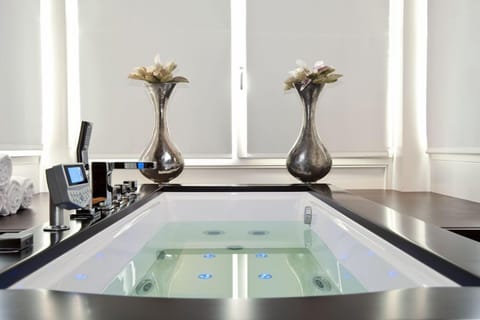 Romantic Suite | Jetted tub