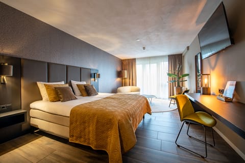 Suite | Hypo-allergenic bedding, in-room safe, desk, laptop workspace