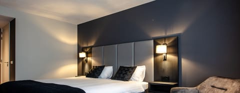 ComfortPlus Room | Hypo-allergenic bedding, in-room safe, desk, laptop workspace