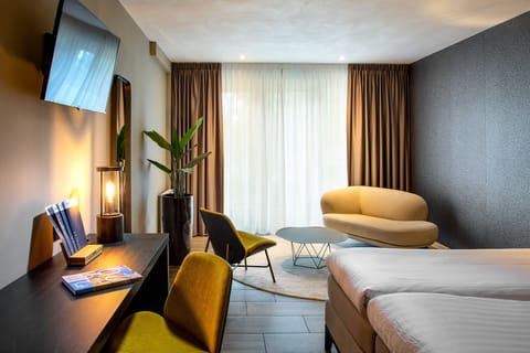 Suite | Hypo-allergenic bedding, in-room safe, desk, laptop workspace