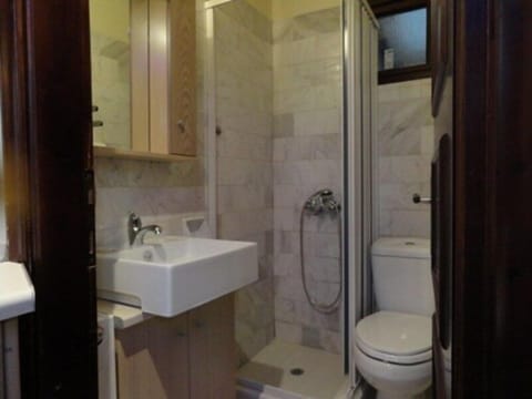 Shower, rainfall showerhead, free toiletries, hair dryer