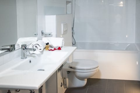 Deluxe Double or Twin Room | Bathroom sink