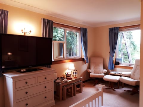Premier Double Room, 1 Queen Bed, Ensuite, Hill View | Egyptian cotton sheets, premium bedding, pillowtop beds, blackout drapes