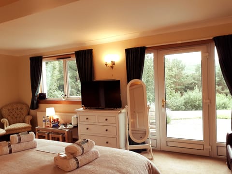 Luxury Double Room, 1 King Bed, Ensuite, Lake View | Egyptian cotton sheets, premium bedding, pillowtop beds, blackout drapes