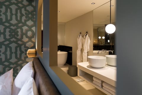 Suite Luxe Palazzo, 22 Rue du Boeuf 69005 Lyon | Bathroom | Hair dryer, towels, soap, shampoo