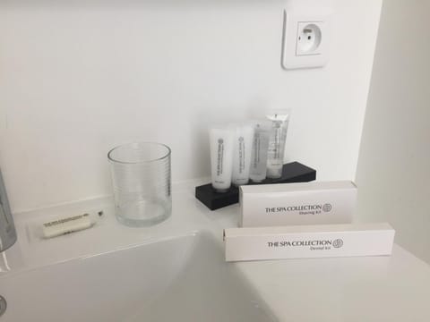 Shower, rainfall showerhead, free toiletries, hair dryer