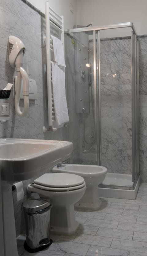 Shower, rainfall showerhead, free toiletries, hair dryer